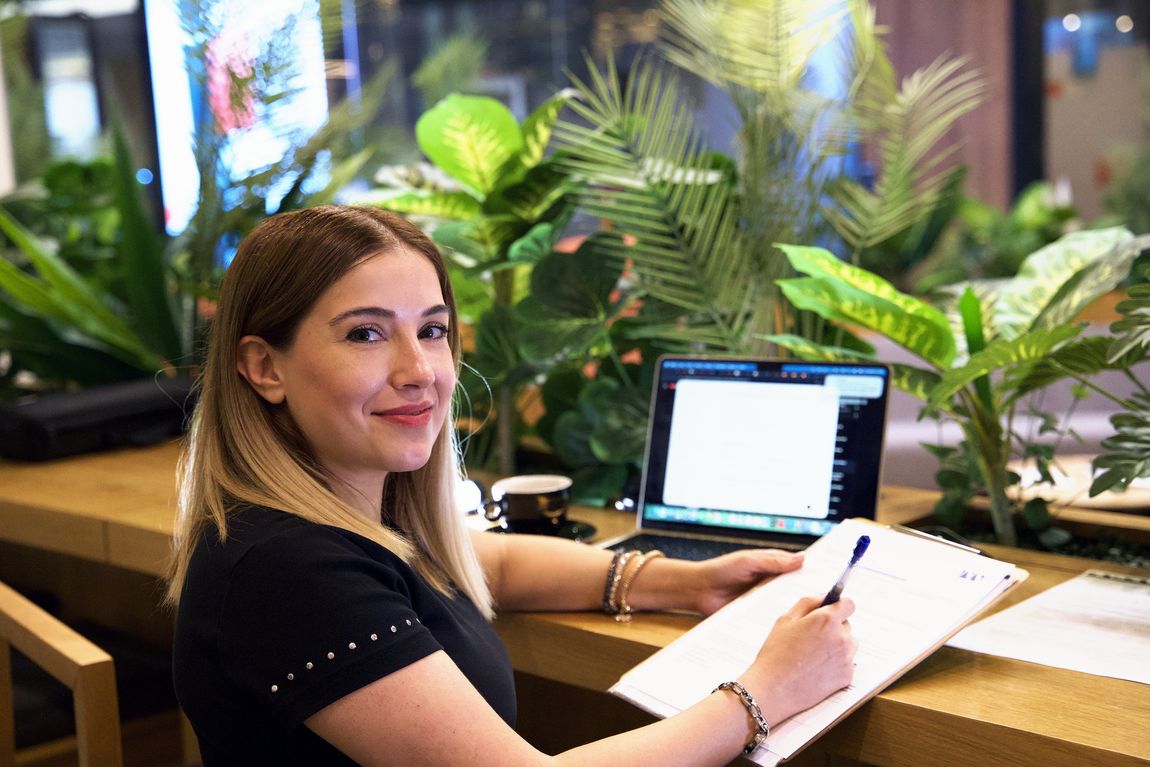 İrem Yapar çalışırken