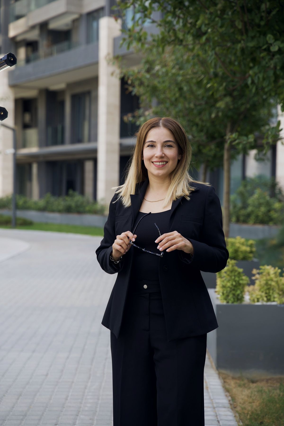 İrem Yapar, İzmir'de bir konut projesinin dış alanında