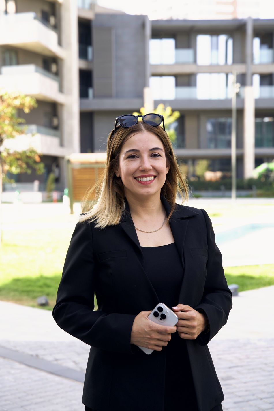 İrem Yapar, İzmir'de bir konut projesinin önünde